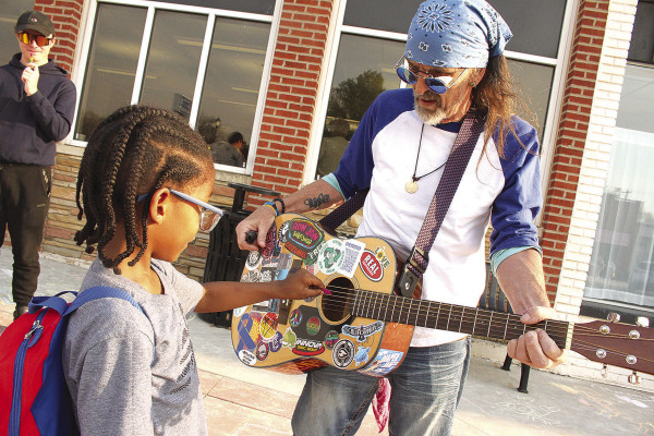 Musician Steve Koontz interacts with a young person in downtown Clearwater during the annual Clearwater Art Walk, which took place last Friday evening. Travis Mounts/TSnews
