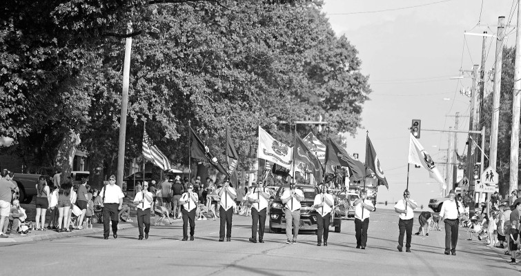 ABOVE: Members of the Haysville VFW lead Saturday morning’s parade in Haysville. In addition to the parade, there was a frog jumping contest, kids’ fishing derby, food trucks, live music and a fireworks show. ABOVE LEFT: Dakota Vaughn plays corn hole at Clearwater’s Fourth of July. In addition to events at the park, the Clearwater Aquatic Center hosted its annual Independence Day activities on Saturday. Stephanie McKennon and Dale Stelz/TSnews