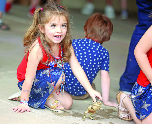 Isabella Miranda gets her entry into place for the frog races, held as part of Haysville’s Fourth of July celebration. The races were one of many activities for children. Photos from Independence Day activities in Clearwater, Garden Plain, Goddard and Haysville can be found on Pages B1 and B2. Stephanie McKennon/TSnews