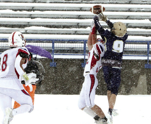 Cheney’s Grady Ditgen battles with Hayden’s Jensen Schrickel for a pass during the Cardinals’ victory over the Wildcats in Hutchinson. Travis Mounts/TSnews