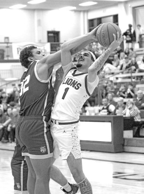 Dakaree Small draws contact while shooting during last Friday’s homecoming game against the Arkansas City Bulldogs. Travis Mounts/TSnews