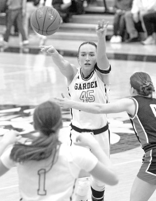 Karly Stuhlsatz passes to Aubrey Haukap during the second of Garden Plain’s win over Kingman. Travis Mounts/TSnews
