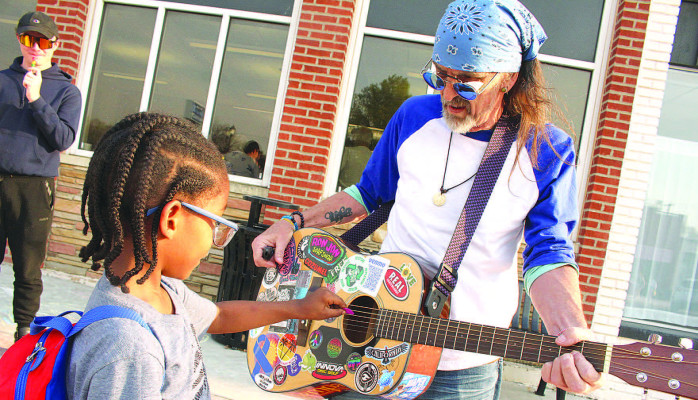 Musician Steve Koontz interacts with a young person at the 2024 Clearwater Art Walk. This year’s event will take place on Friday. Travis Mounts/TSnews