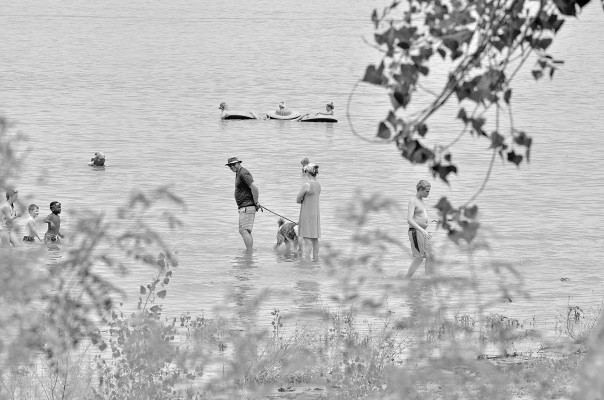Families and friends enjoy a warm day at Cheney Reservoir with their boats. With the water levels rising, more people can go boating this summer. Brianna Barnes/TSnews