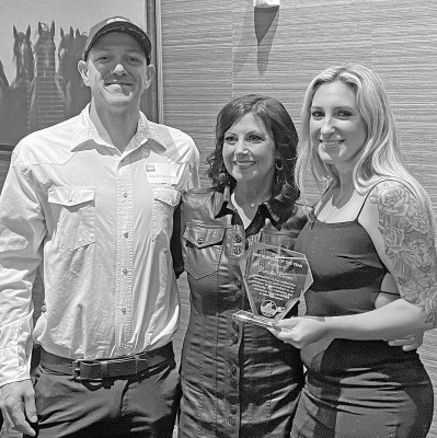 Haysville chamber gives awards, visits library