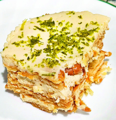 Carlota de limon is an icebox cake that is really easy to make with fresh limes and yummy vanilla cookies.