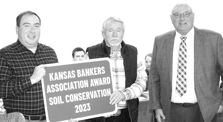 Steve McCorgary accepts a bankers award at this month’s Sumner County Conservation District meeting and banquet in Wellington. Travis Mounts/TSnews
