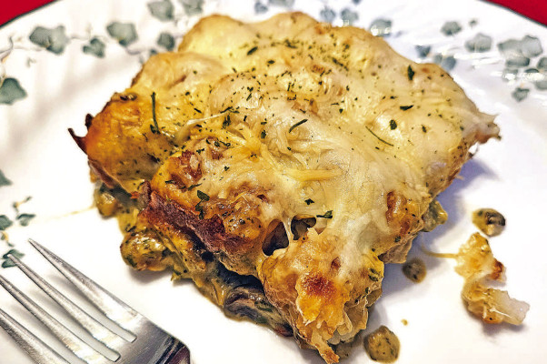 Chicken alfredo tater tot casserole puts an Italian twist on a classic casserole concept. It’s a creamy, delicious dinner that’s easy to make and easy to customize.