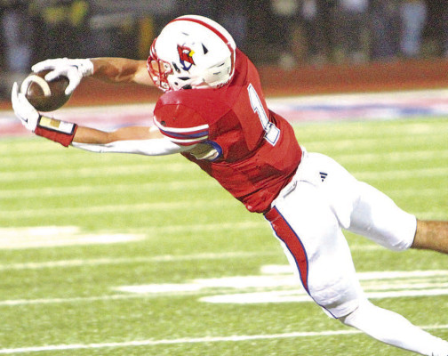 Cheney wide receiver Jackson Voth stretches out for a reception during the Cardinals’ come-from-behind victory over the Andale Indians. This was the second time this season Cheney has overcome a big deficit to beat Andale. Travis Mounts/TSnews