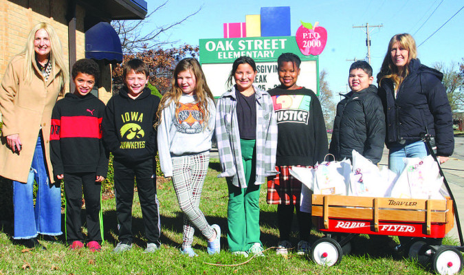 Oak Street Elementary delivered homemade pumpkin bread to neighbors of the school. Pictured from left are Mira Mullen, Jeremiah Kelly, Hogan Franklin, Carsyn Stover, Jaci Correll, Janeia Nyangau, Landon Simpson and Renee Richards. The deliveries are part of the school’s Thanksgiving celebrations. Travis Mounts/TSnews
