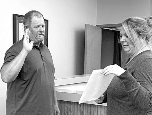 New Clearwater City Council member Jason Gordon is sworn in by city clerk Jaye Poe on Aug. 12. Contributed photo