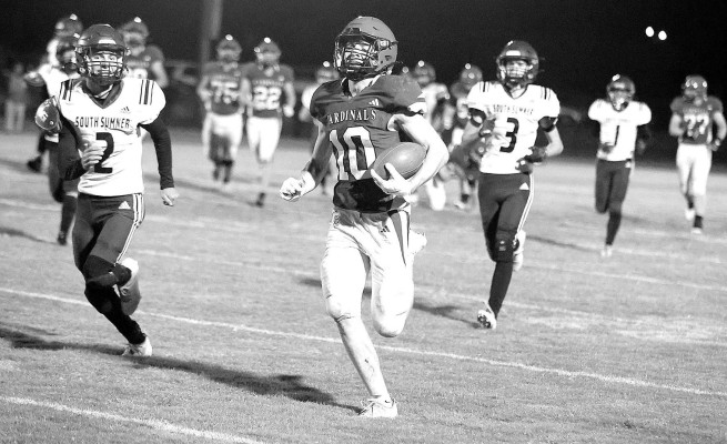 Logan Osner runs away from the South Sumner Outlaws during the Conway Springs Cardinals’ big district win last Thursday. Osner ran for 384 yards, the second-highest single-game total in program history. Stephaine McKennon/TSnews