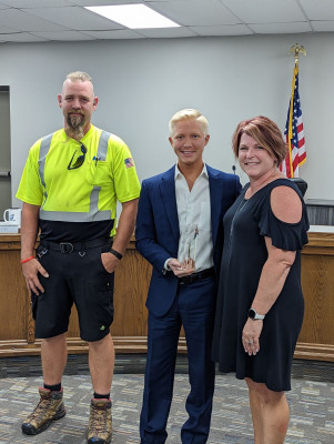 Resident with green thumb receives award