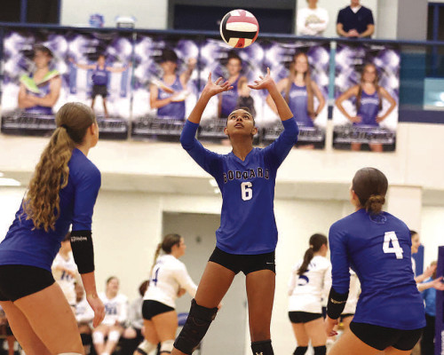Goddard’s Zoey Garrett sets the ball during one of last week’s home matches. More phtos will be posted online at www.tsnews.com. Stephanie McKennon/TSnews