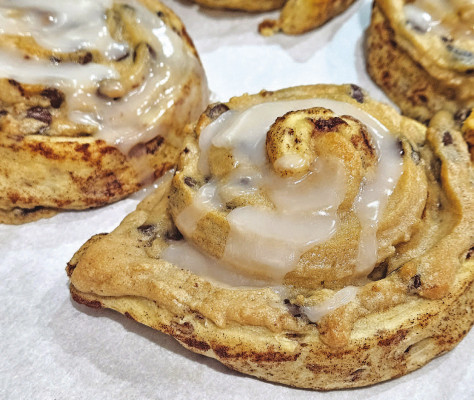 Chocolate chip cookie cinnamon rolls are exactly what the name implies: a gooey, delicious combination of cookies and sweet rolls. Since the recipe uses pre-made ingredients, it’s extremely easy for even amateur bakers to accomplish.