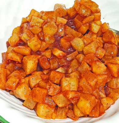 If you’re looking for a very quick dessert or topping for ice cream or oatmeal, all you need is an apple and a few simple ingredients, along with a microwave oven.