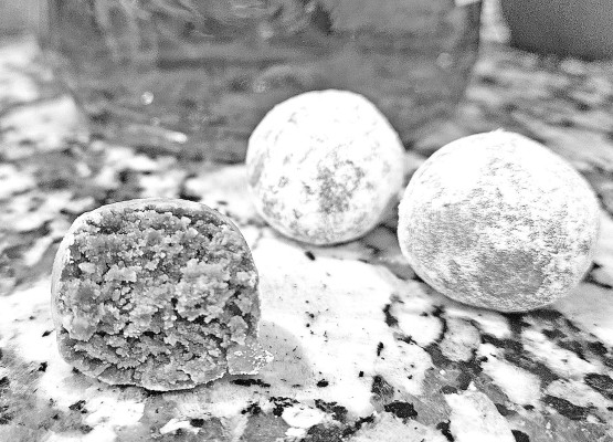 These balls can be made with rum or bourbon and feature cocoa, vanilla and chopped nuts, along with a hint of alcohol.