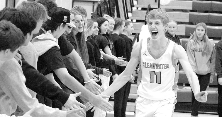 Isaac Smith high-fives schoolmates ahead of Clearwater’s Friday home game against Rose Hill. Travis Mounts/TSnews