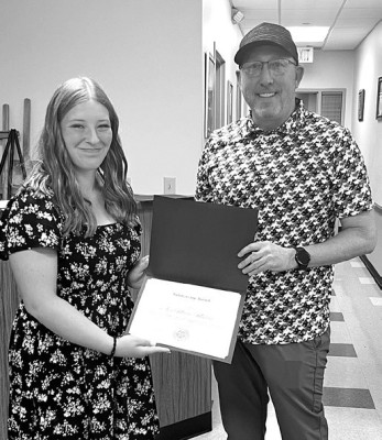Chamber presents scholarships